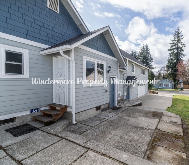 Building Photo - Beautifully Remodeled 2 bedroom in convenient location, private balcony, over sized garage, A/C a...