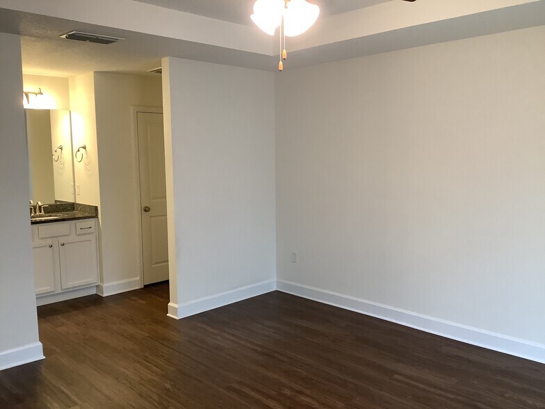 Building Photo - 8668 Highfield Ave