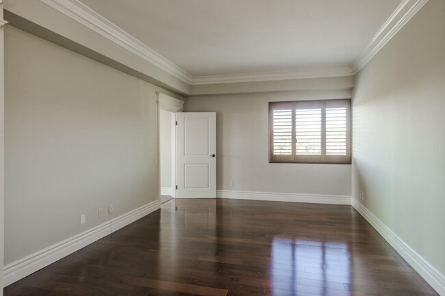 Building Photo - Gorgeous 2 Bed / 2 Bath Top Floor Condo wi...