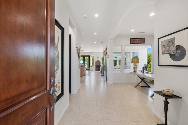 Building Photo - 61185 Soaptree Dr