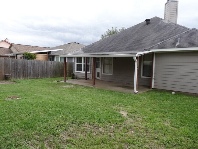 Building Photo - 34602 Lake Side Dr