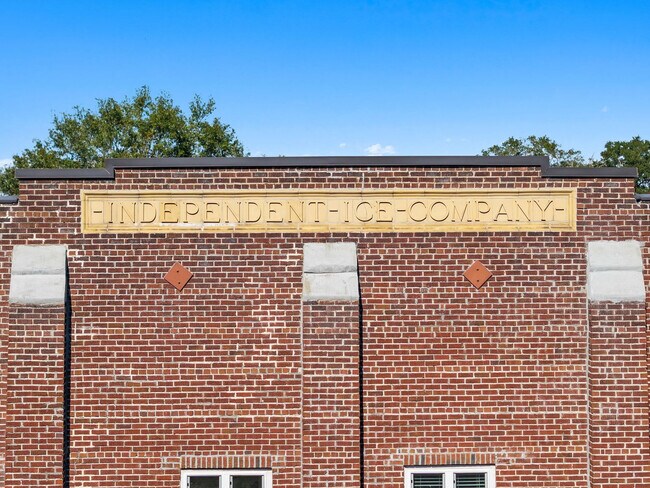 Building Photo - 614 Peacock Ln
