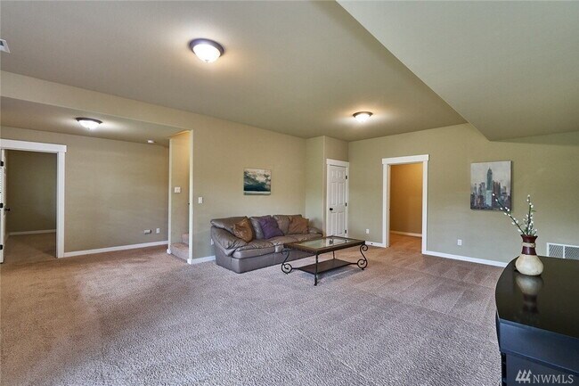 Building Photo - Kent Duplex LOWER Unit with Huge Yard & Private Feel