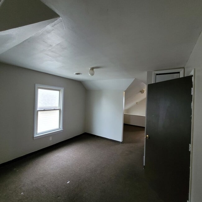 Building Photo - South Broadway 4 Bed 2 Bath Bungalow