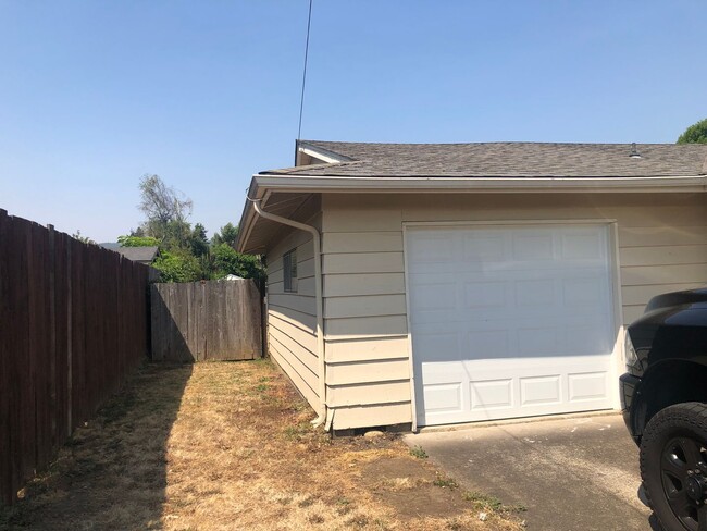 Building Photo - 2 bedroom 1 bathroom duplex with garage