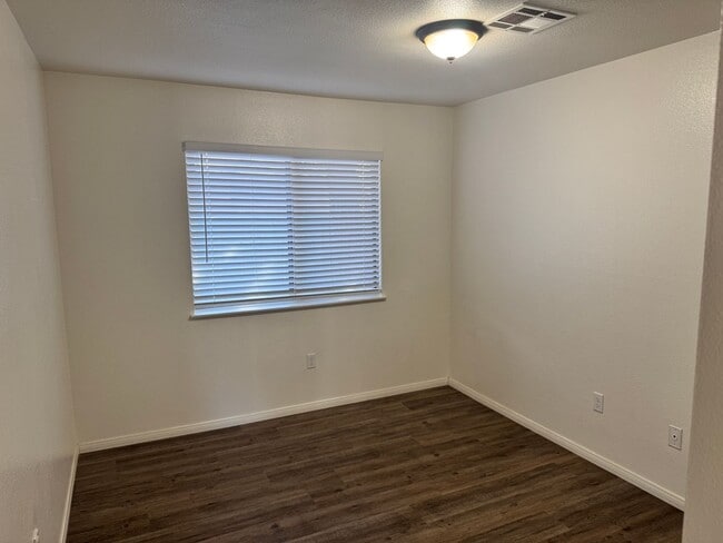 Building Photo - GRA916