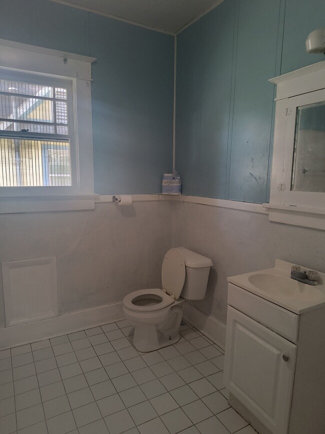 Building Photo - 2804 S Cherry St