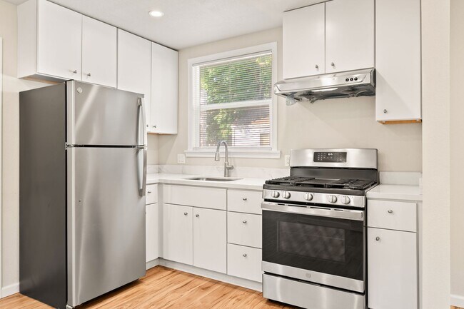 Building Photo - Modern 2 Bedroom in Alameda w/ Parking!