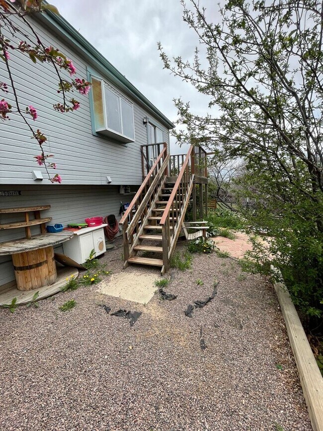 Building Photo - Beautiful Split Level Home in Waneka Lake ...