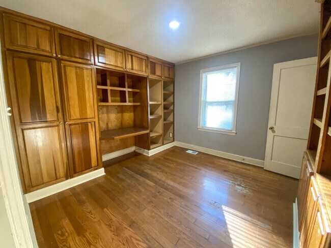 Building Photo - 4 bed, 2 bath near the University of Memphis