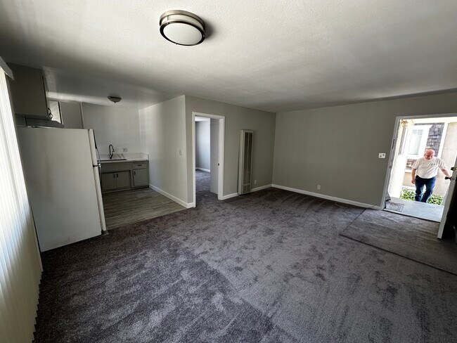 Building Photo - 2608 Vanderbilt Ln