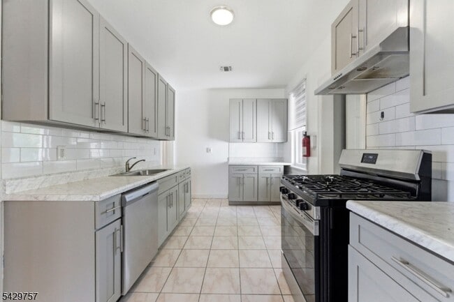 Building Photo - 773 Kingsland Ave