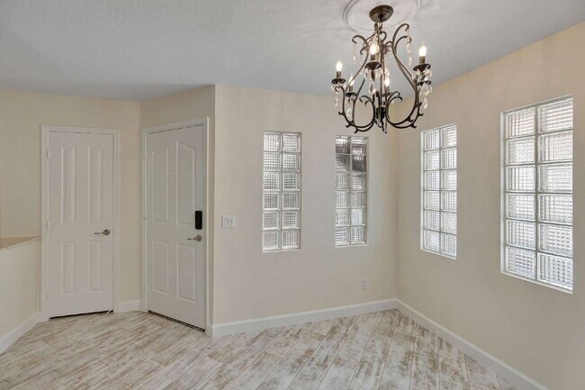 Building Photo - Camelback Corridor Condo now available!