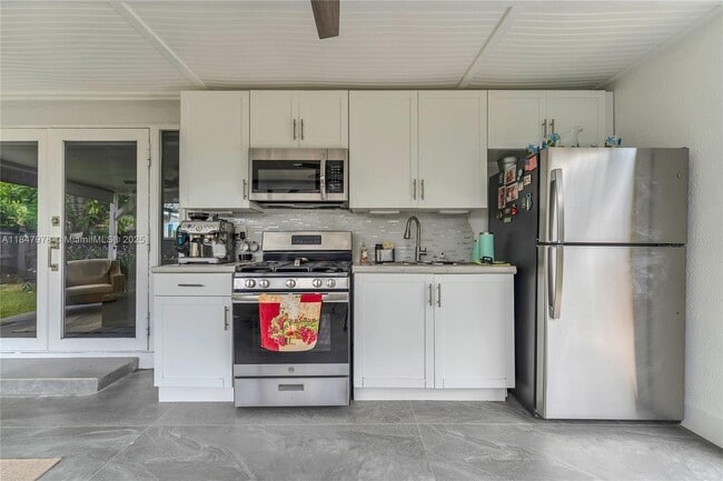 Building Photo - 9530 Jamaica Dr