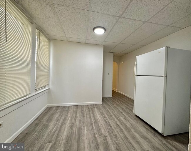 Building Photo - 28 Park Ln