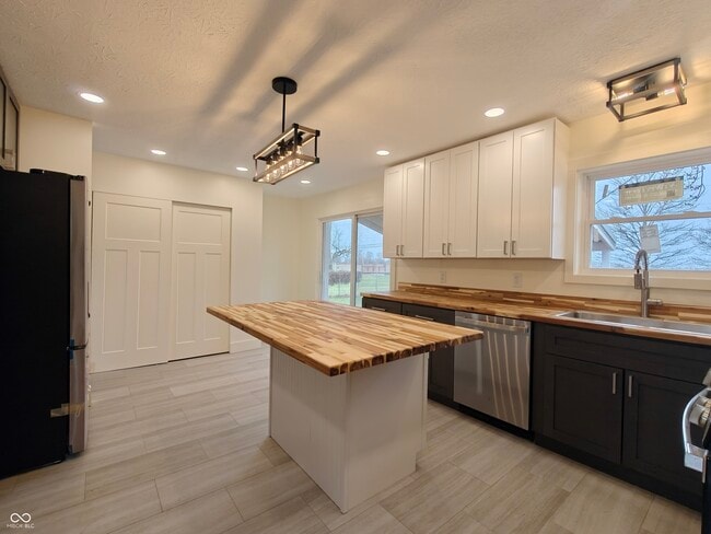 Building Photo - 2183 S Fairview Dr