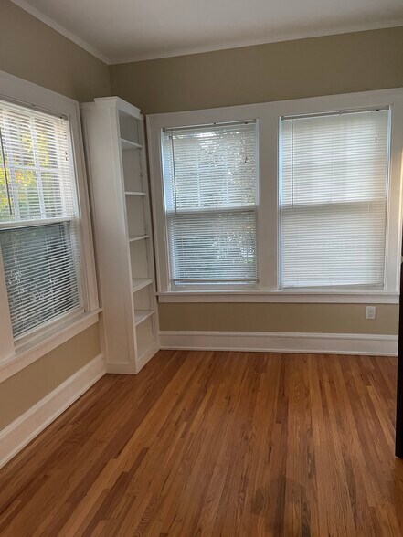 sunroom/ 3rd bedroom - 2523 LeClaire St