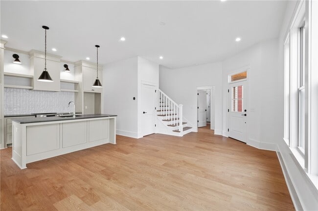 Building Photo - 267 E 11th St