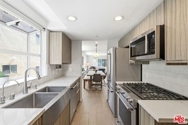 Building Photo - 1842 Greenfield Ave