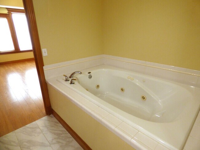 Building Photo - 4465 Countryside Ct NE