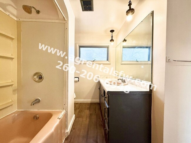 Building Photo - 4 Bedroom House