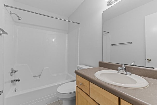 Building Photo - AVAILABLE NOW - Updated 2 Bedroom Duplex w...