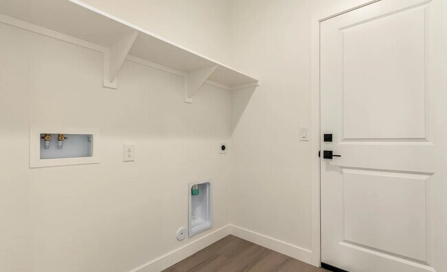 Building Photo - 1835 N 37th Dr