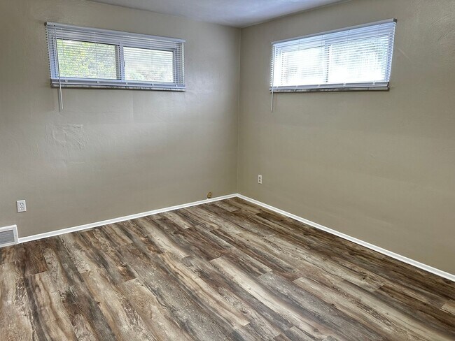 Building Photo - 3 Bed 1.5 Bath with an Additional Bedroom