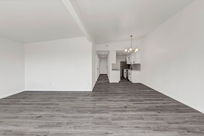 Building Photo - 10607 Des Moines Memorial Dr S