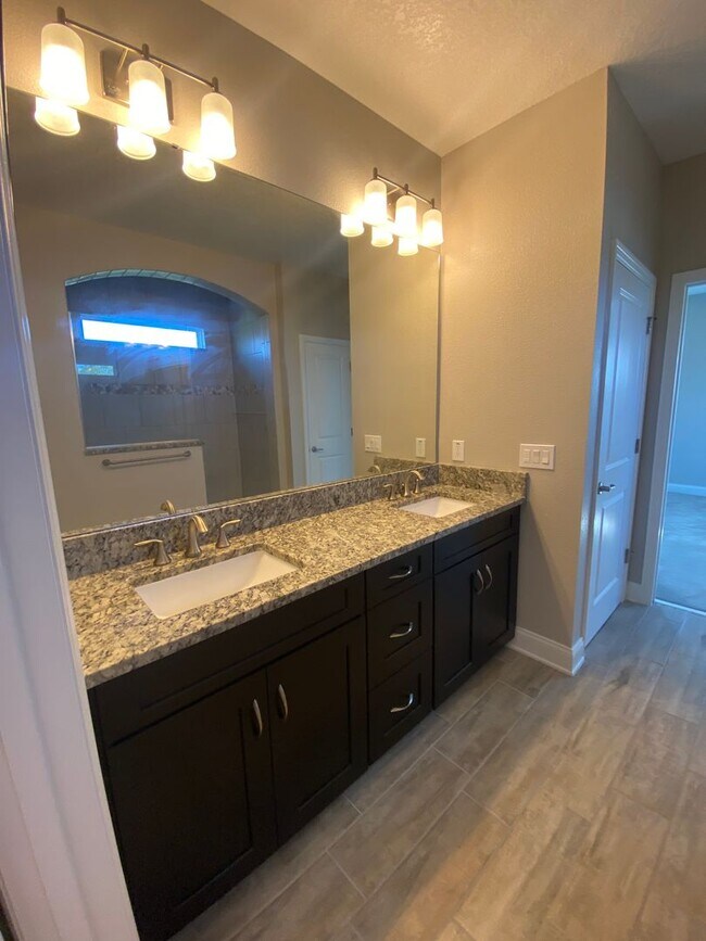 Building Photo - Beautiful 3 bedroom, 2.5 bathrooms  located in The Preserve of Oviedo on the Park