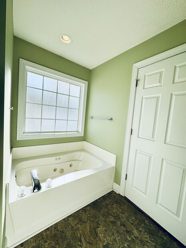 Building Photo - 932 Eaglet Cir