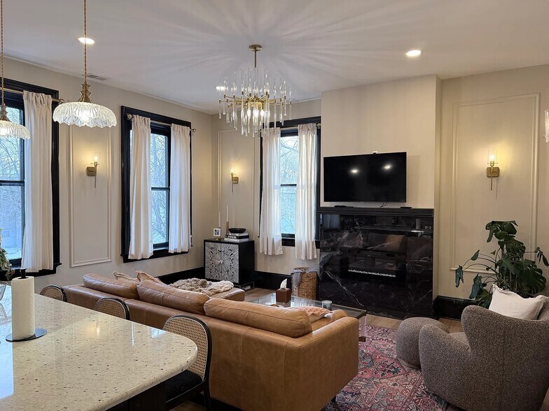 Building Photo - 230 W 6th St