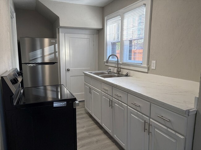 Building Photo - 2 Bedroom, 1 Bathroom Apartment in Reidsville!