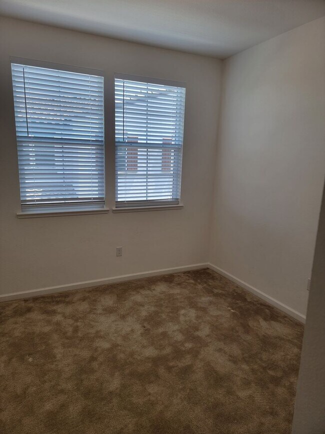 Building Photo - Beautiful 3 story home with 4 bedrooms 3.5...