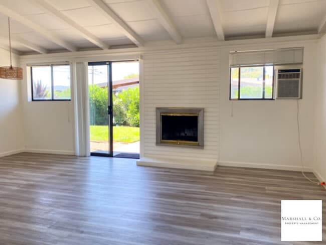 Building Photo - CHARMING 3BR/2BA W/ NEW LAM FLRS, NEW STOV...