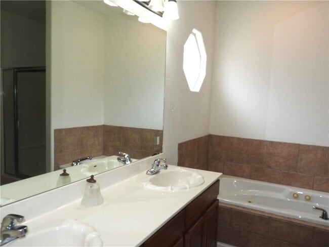 Building Photo - 3804 SW Kestrel Dr
