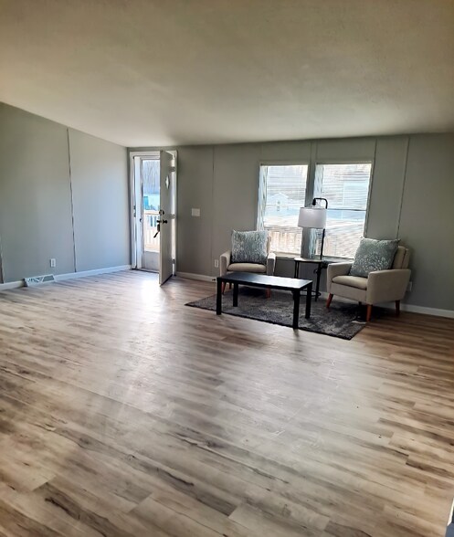 Building Photo - 17 Deerwood Park