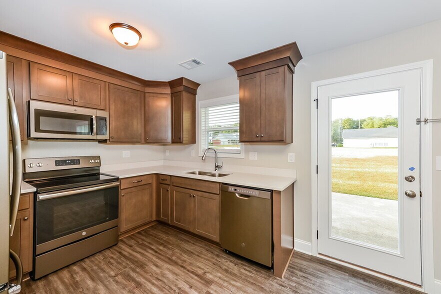 Building Photo - 320 Woodland Ridge Cir