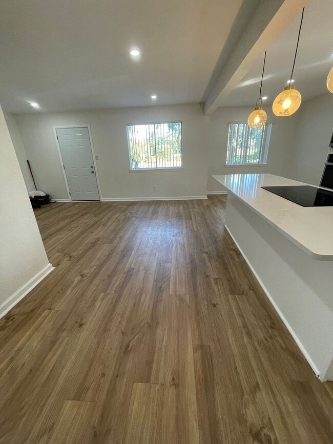 Building Photo - Completely renovated 2/1 on Golf Course!