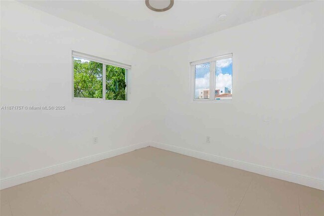 Building Photo - 1013 SW 7 ST Miami FL 33130
