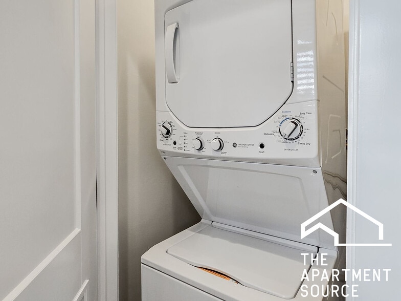 Building Photo - 2251 W Argyle St