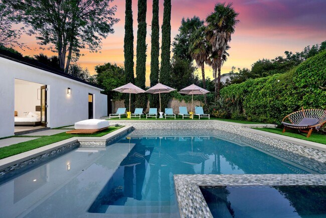 Building Photo - Luxe 5+4.5 w/detached studio, downstairs e...
