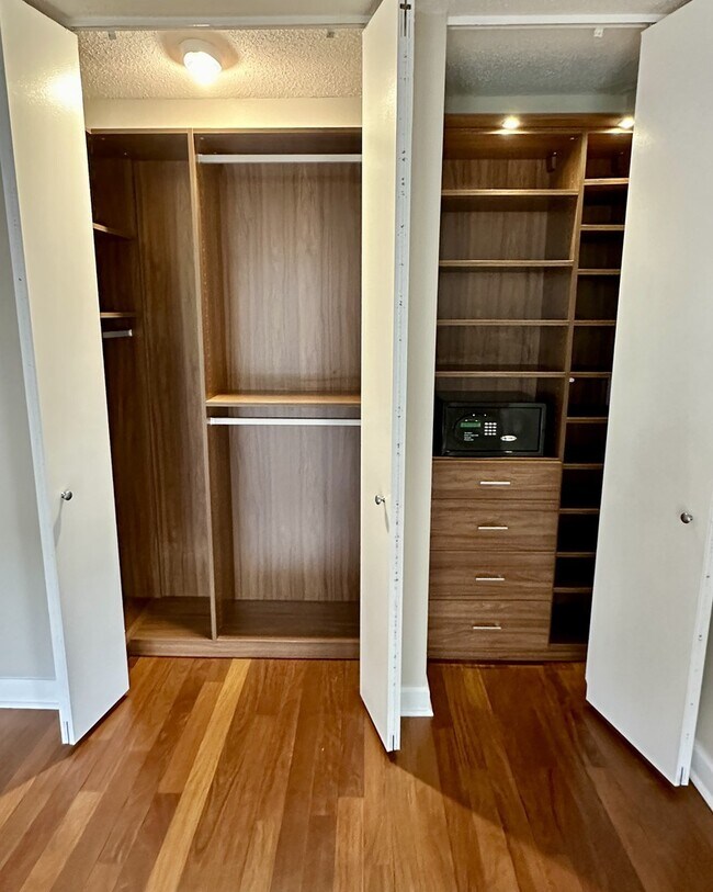 Building Photo - 10 E Ontario St