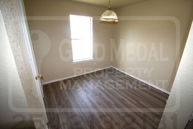 Building Photo - Cozy 3-bed, 2-bath fourplex now available for rent! - Don't miss out!