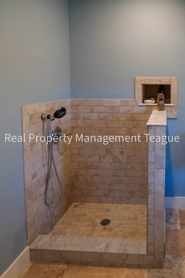 Building Photo - Dream home in Altamont