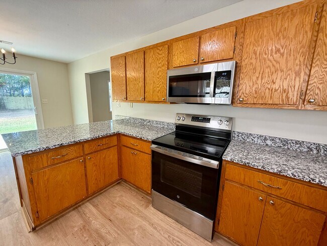 Building Photo - 3 Bedroom/2 Bathroom HOME FOR THE HOLIDAYS...