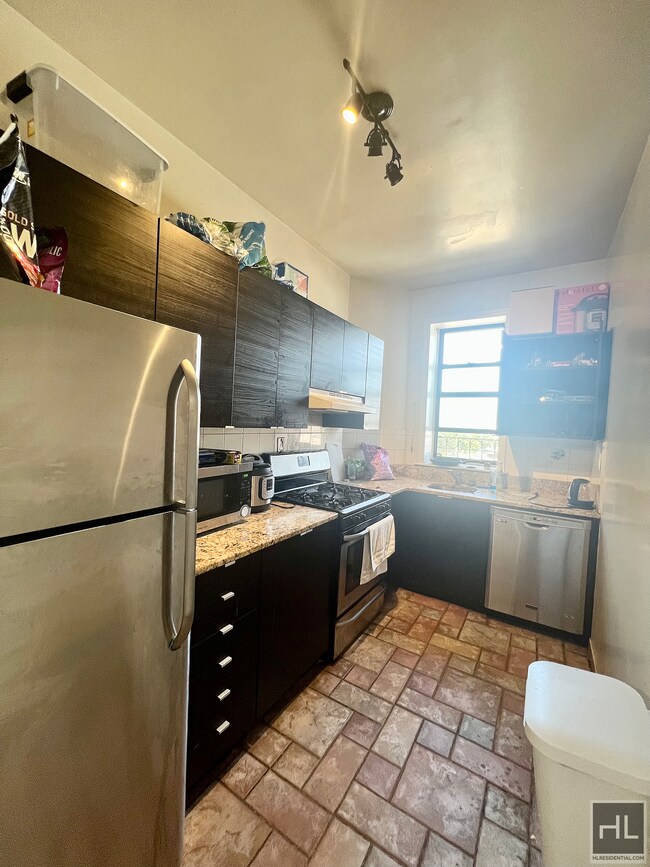 Primary Photo - True 2 Bedroom in Astoria I NWRM Subway Ac...