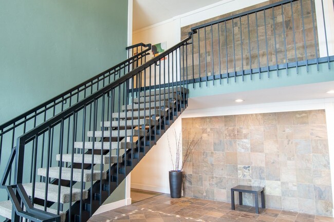 Building Photo - Clean & Spacious 1 Bedroom Apartment with ...