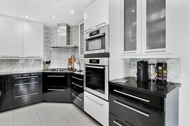 Building Photo - 1715 NE 40th St