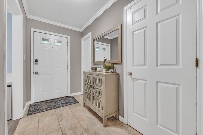 Building Photo - 586 Saint James Walk SE